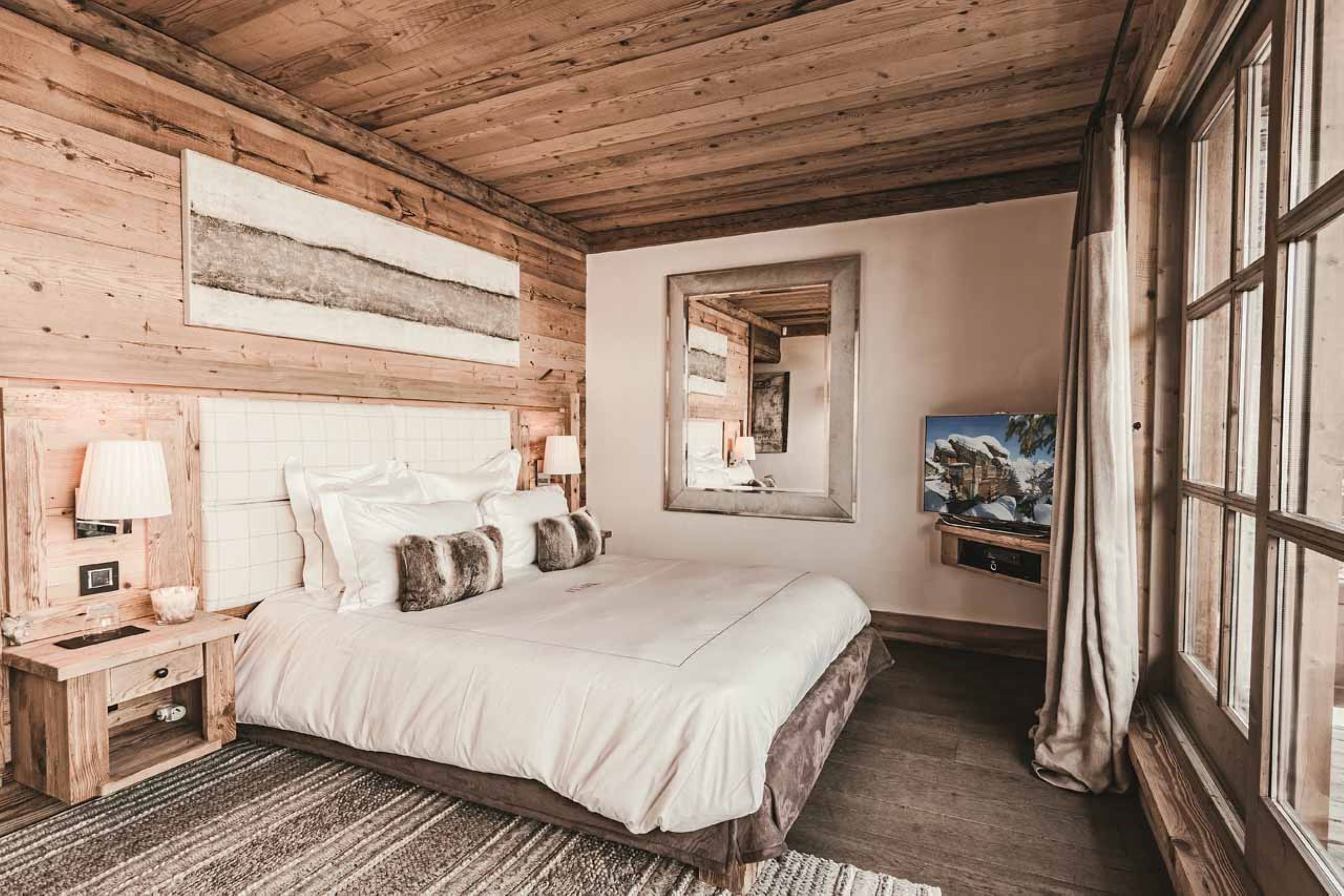 chalet-charlotte-bedroom-elegant-alpine-charming-interiors-luxury-rental-courchevel1850