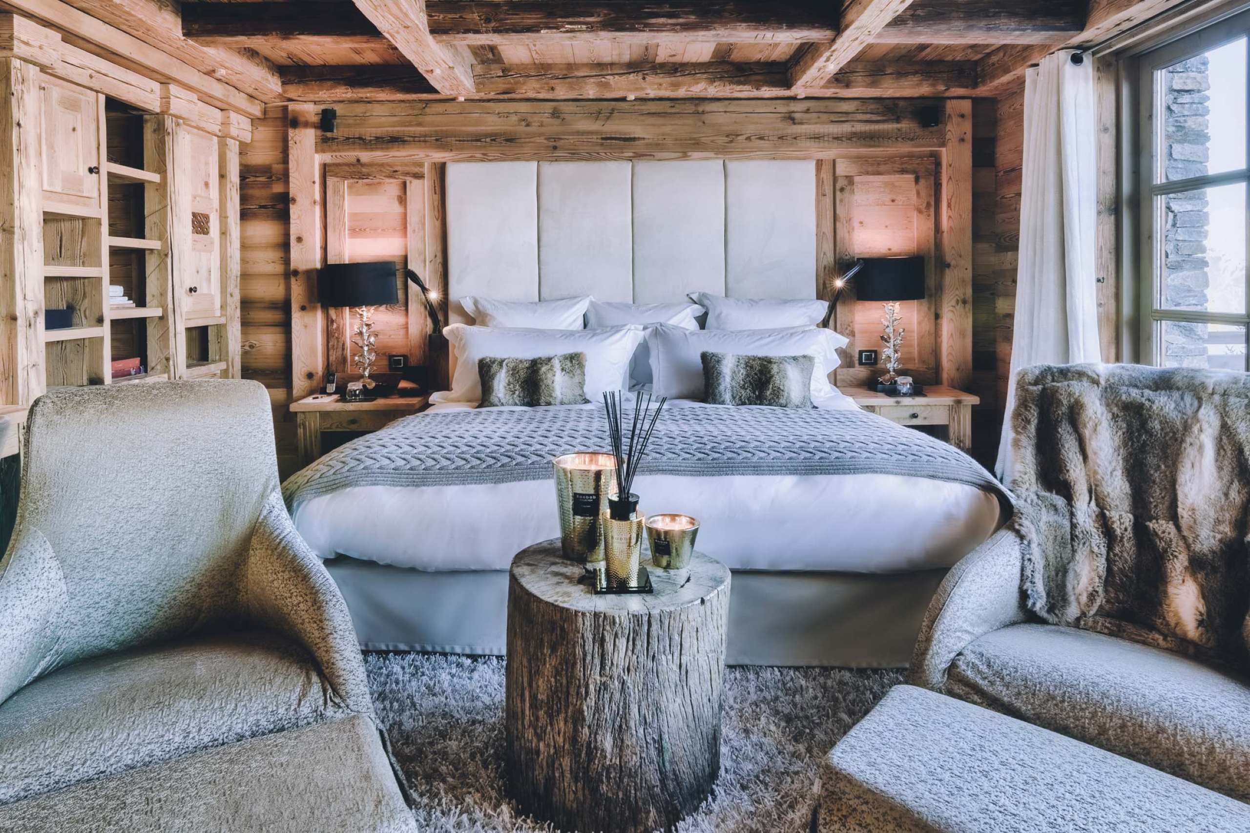chalet-charlotte-bedroom-elegant-stylish-alpine-interior-balcony-cosy-design-luxury-courchevel1850