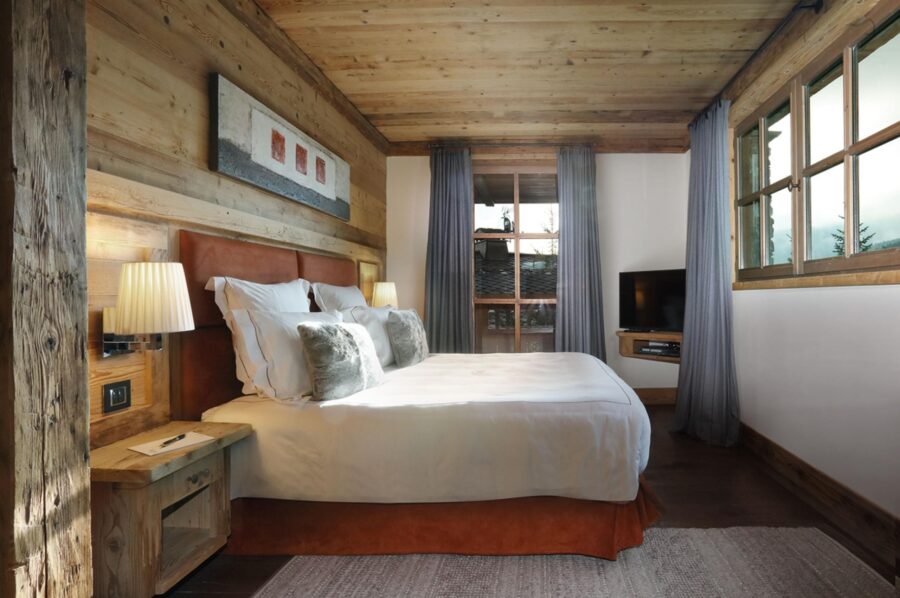 chalet-charlotte-bedroom-scenic-alpine-views-luxury-courchevel1850