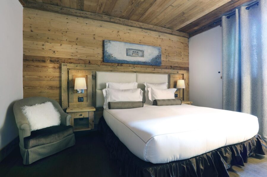 chalet-charlotte-bedroom-serene-alpine-design-luxury-courchevel1850
