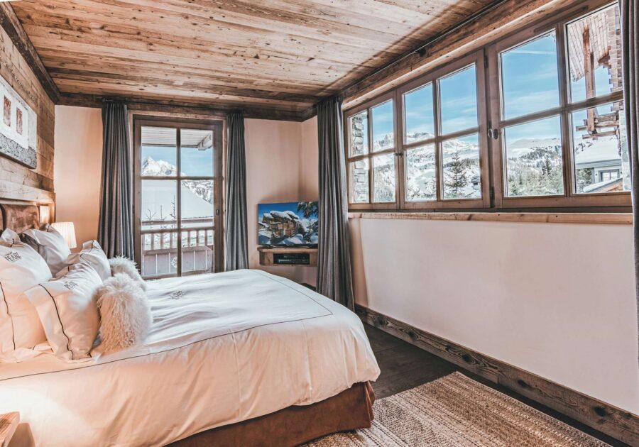 chalet-charlotte-bedroom-stunning-mountain-views-elegant-alpine-interiors-luxury-courchevel1850