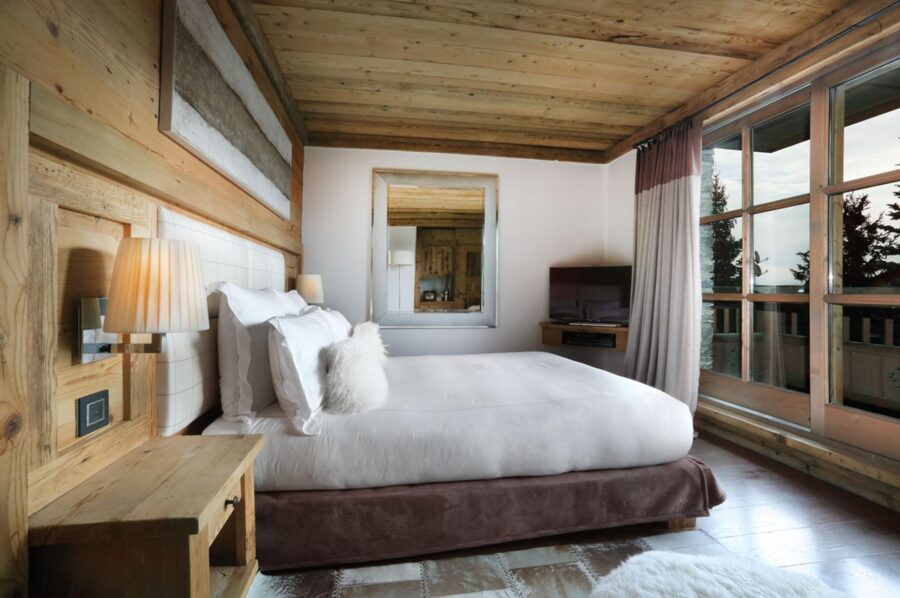 chalet-charlotte-bedroom-terrace-scenic-alpine-views-luxury-courchevel1850