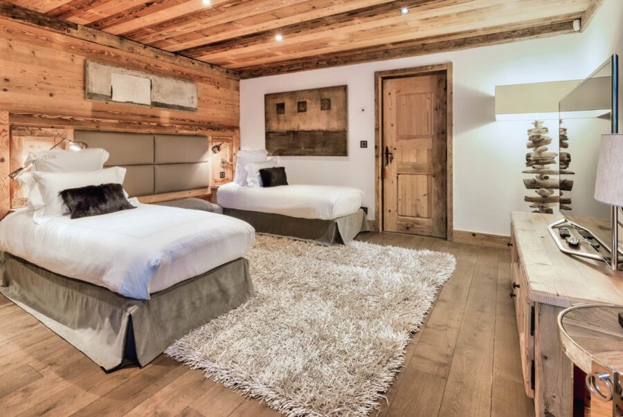 chalet-charlotte-bedroom-twinroom-spacious-modern-alpine-interiors-luxury-courchevel1850