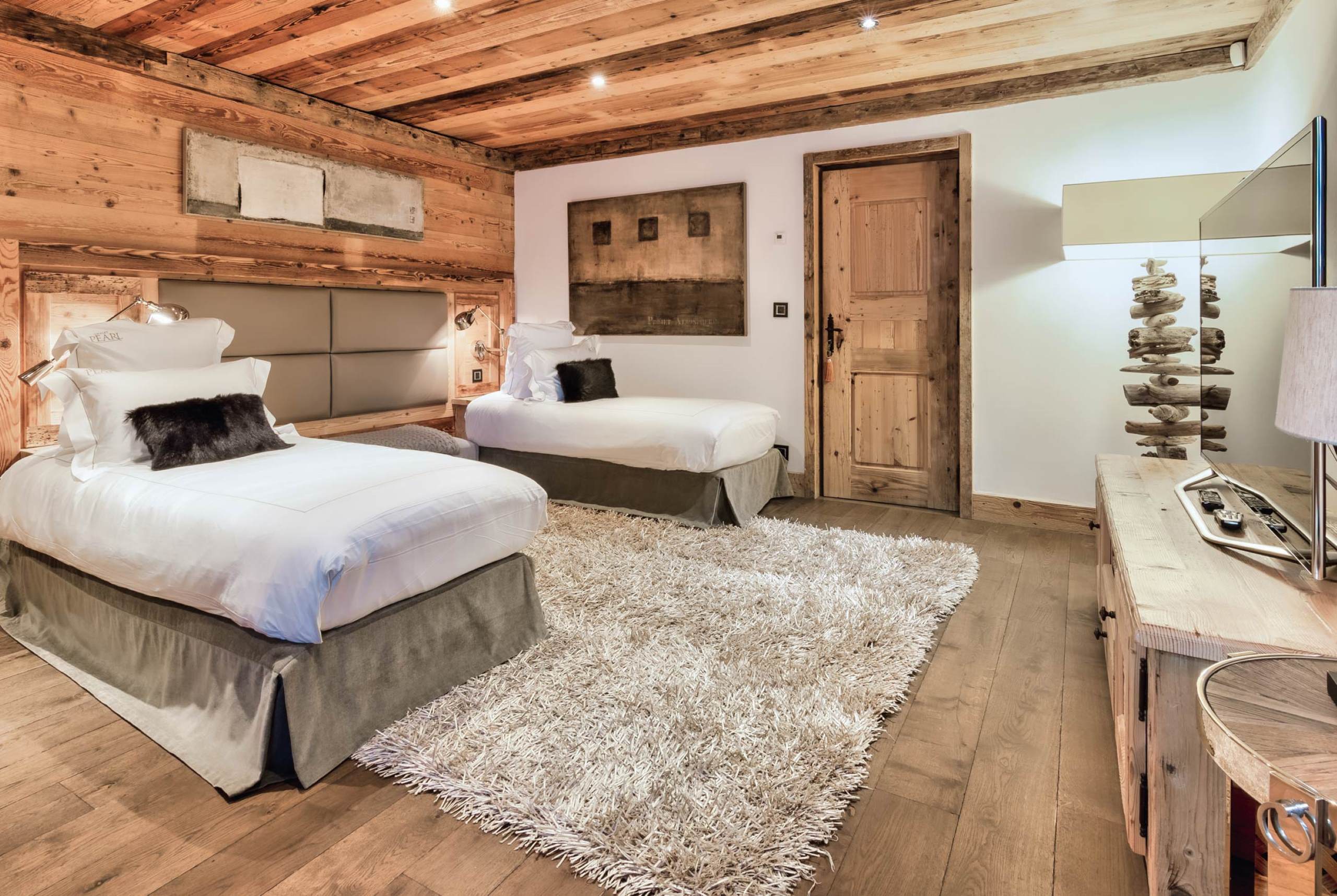 chalet-charlotte-bedroom-twinroom-spacious-modern-alpine-interiors-luxury-courchevel1850