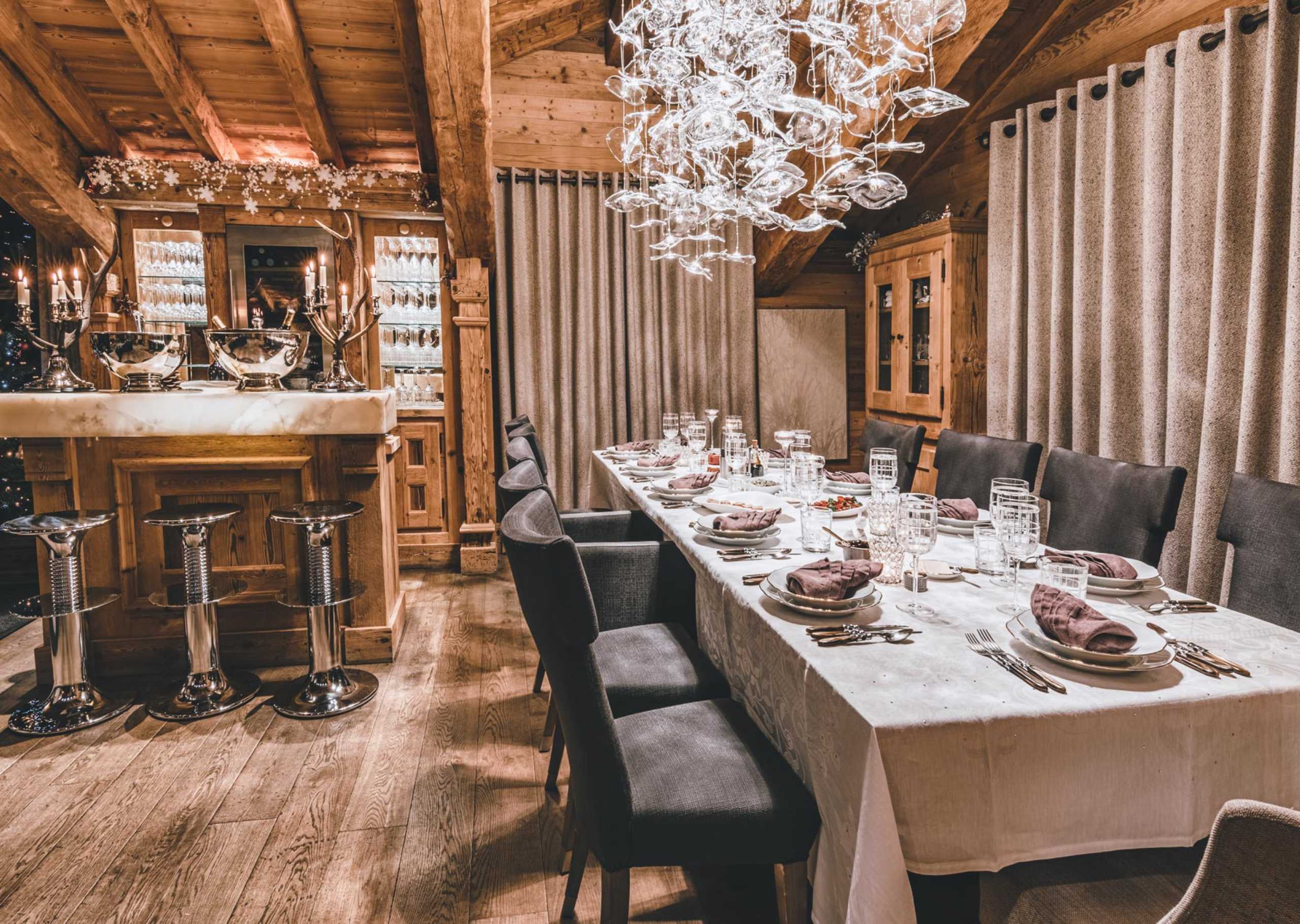 chalet-charlotte-dining-room-bar-hosting-entertainment-grand-elegant-interiors-luxury-courchevel1850