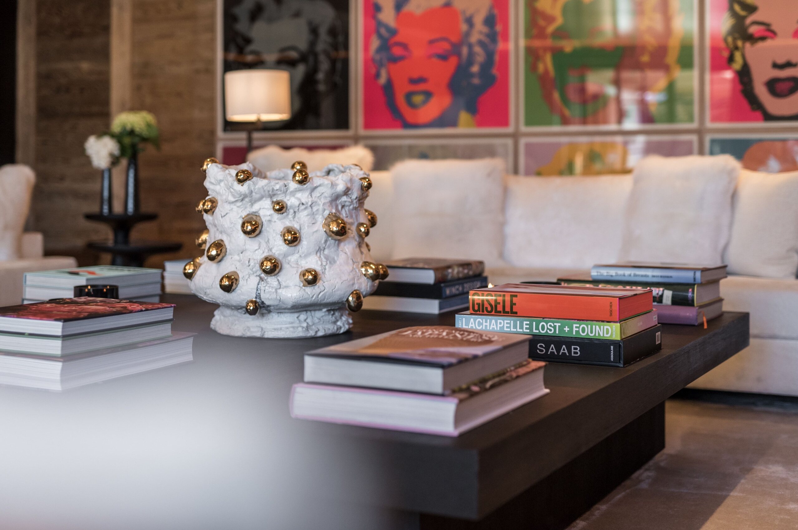 chalet-collette-artwork-livingroom-bespoke-modern-luxury-interiordesign-gstaad