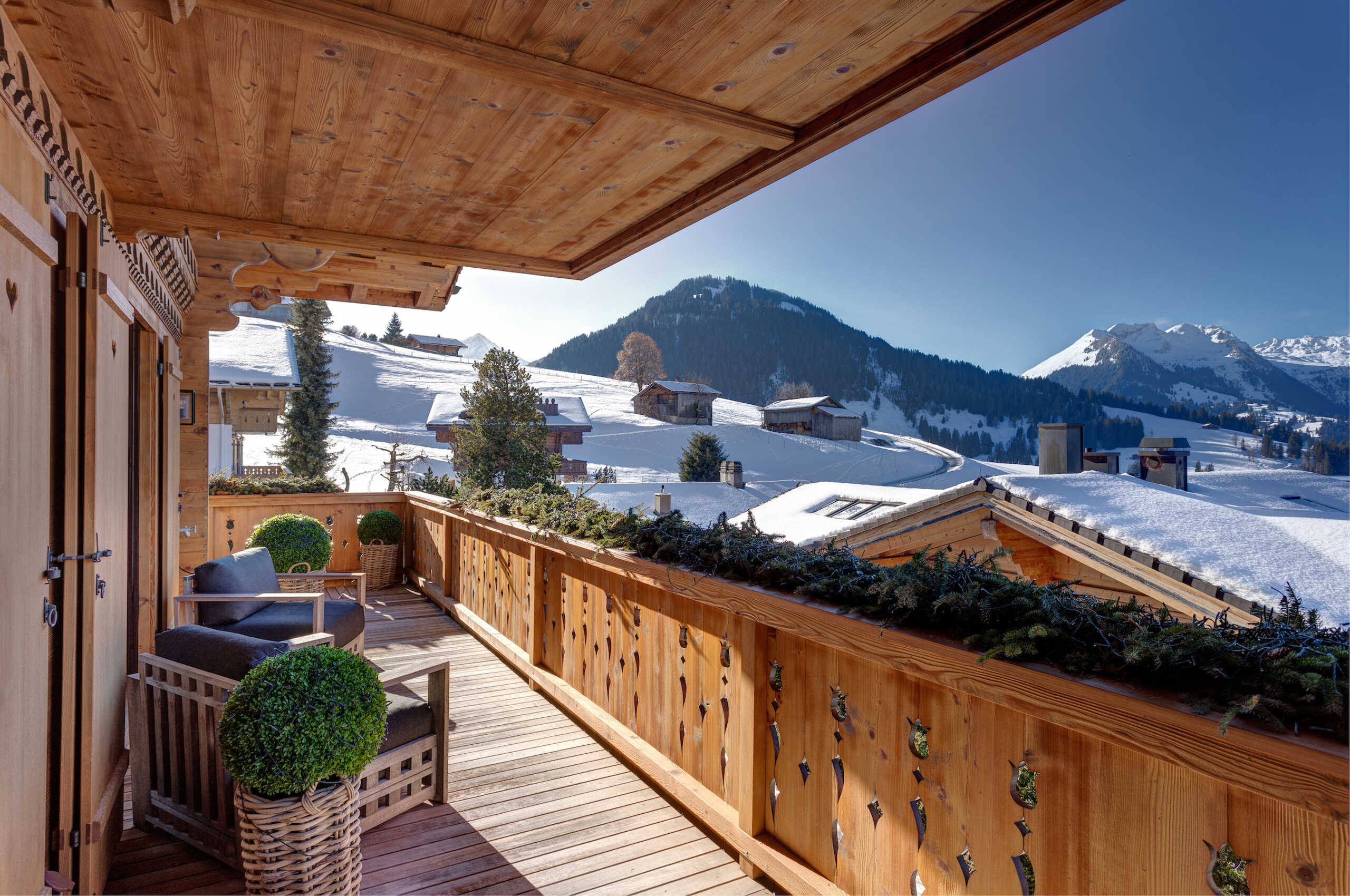 chalet-collette-mainpage-balcony-terrace-mountainview-luxury-alpine-rental-retreat-gstaad