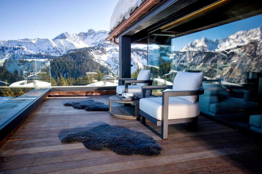 chalet-elizabeth-master-suite-balcony-mountain-views-luxury-rental-courchevel1850