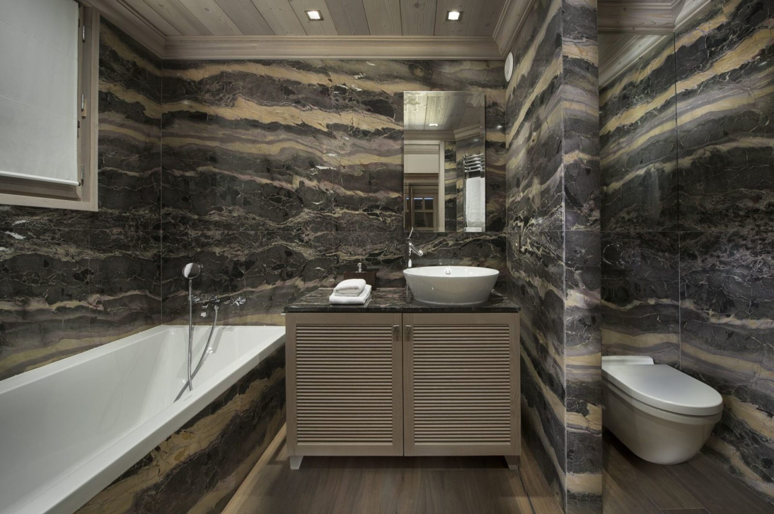 chalet-elodie-bathroom-bathtub-marble-elegant-luxury-courchevel1850