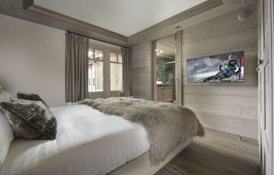 chalet-elodie-bedroom-bathroom-modern-alpine-luxury-courchevel1850