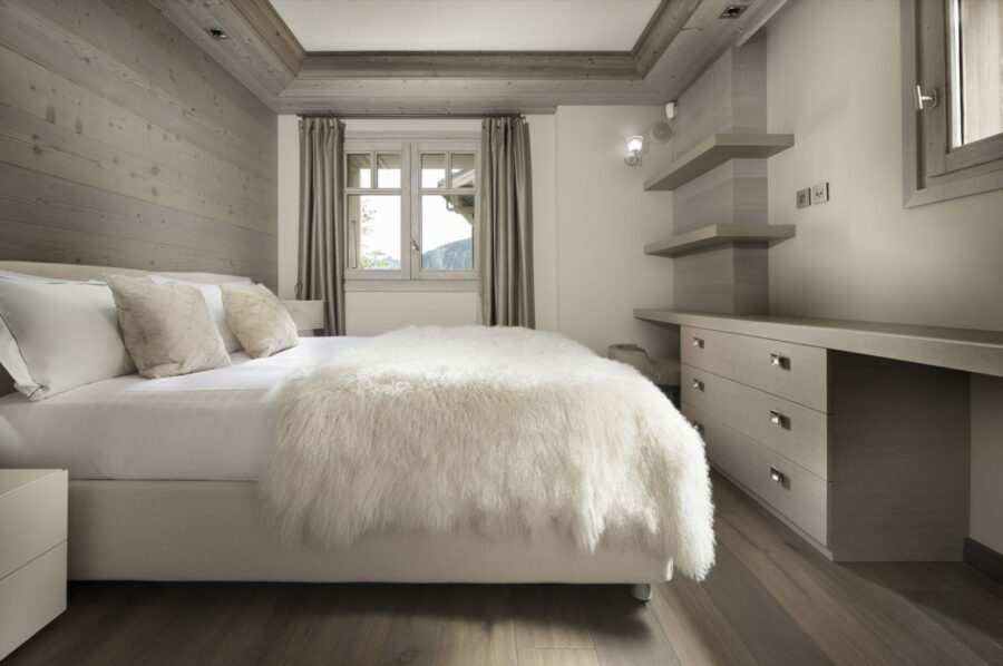 chalet-elodie-bedroom-bright-modern-alpine-chic-interior-mountainview-luxury-courchevel1850