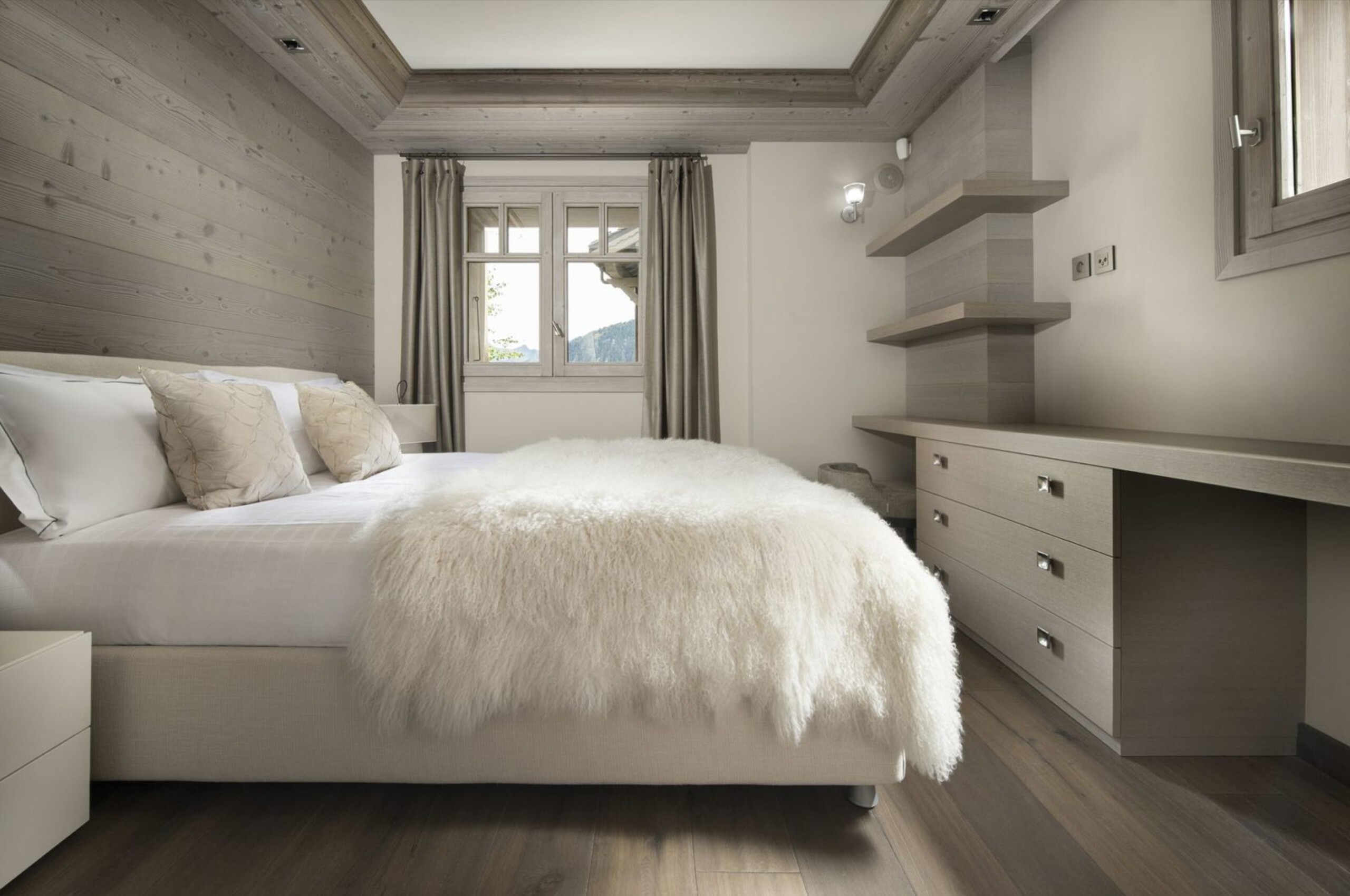 chalet-elodie-bedroom-bright-modern-alpine-chic-interior-mountainview-luxury-courchevel1850