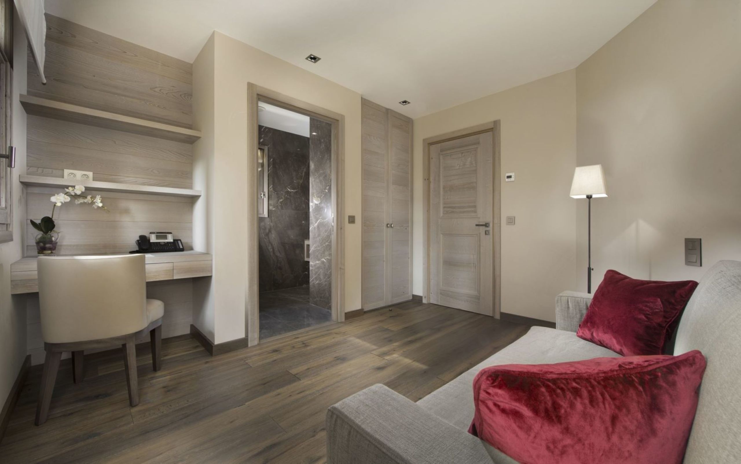 chalet-elodie-office-desk-modern-ensuite-luxury-interior-courchevel1850