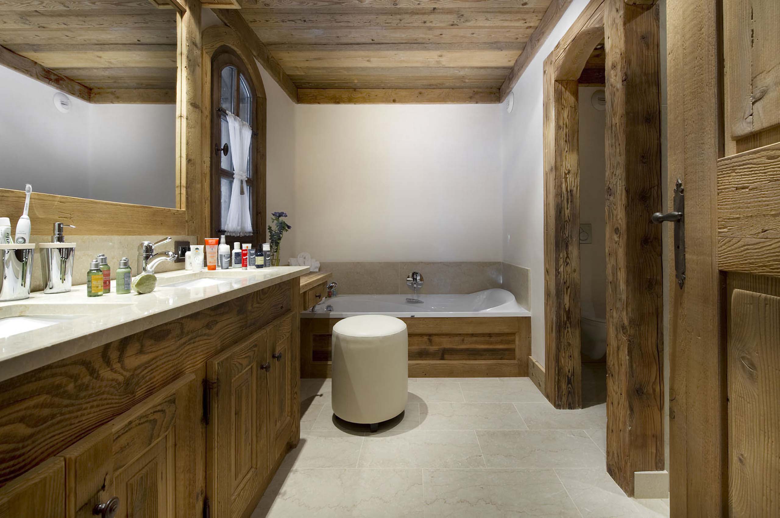 chalet-gwen-bathroom-bathtub-elegant-alpine-design-courchevel1850-luxury