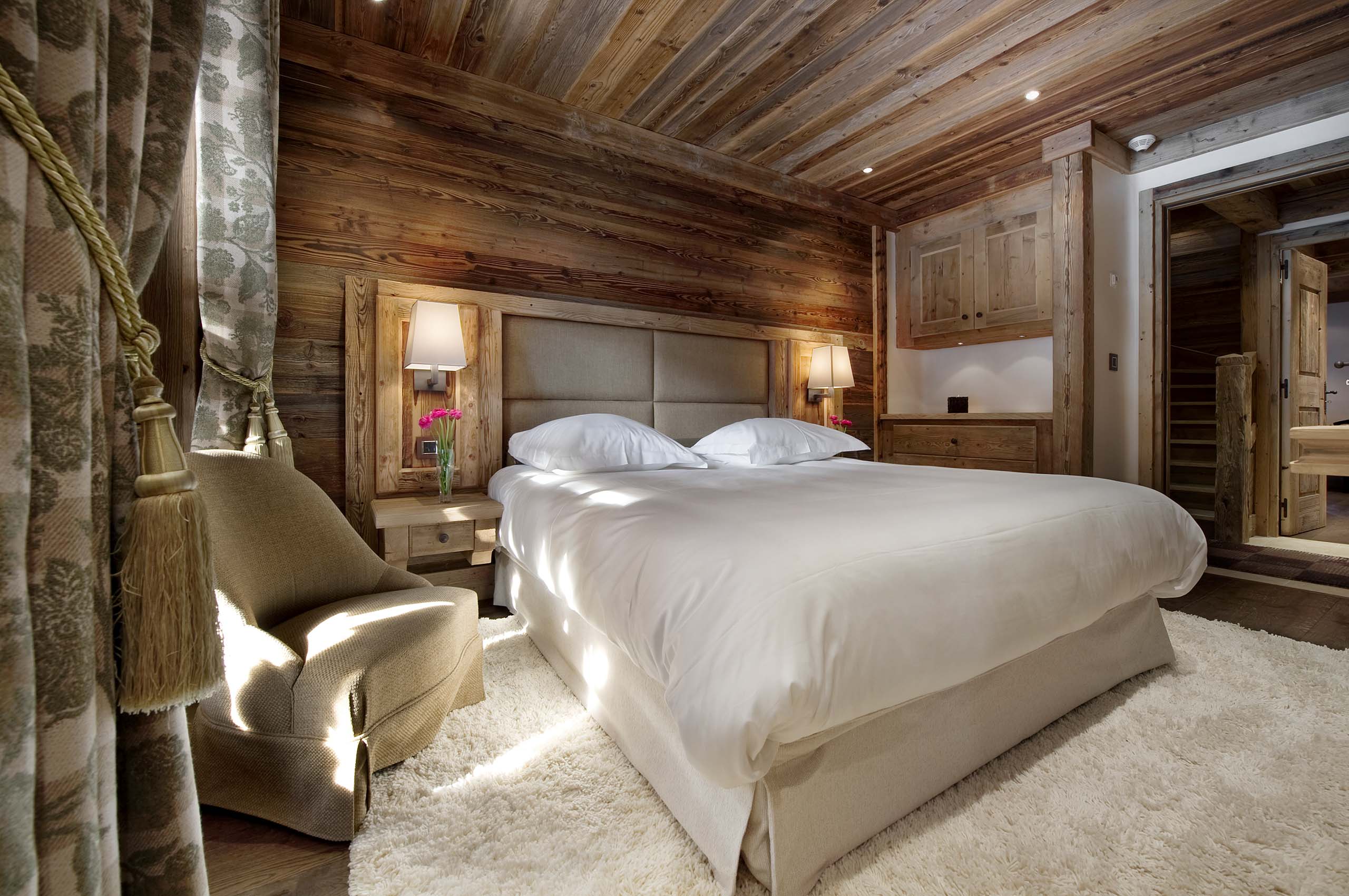 chalet-gwen-bedroom-cosy-alpine-elegant-design-courchevel1850-luxury