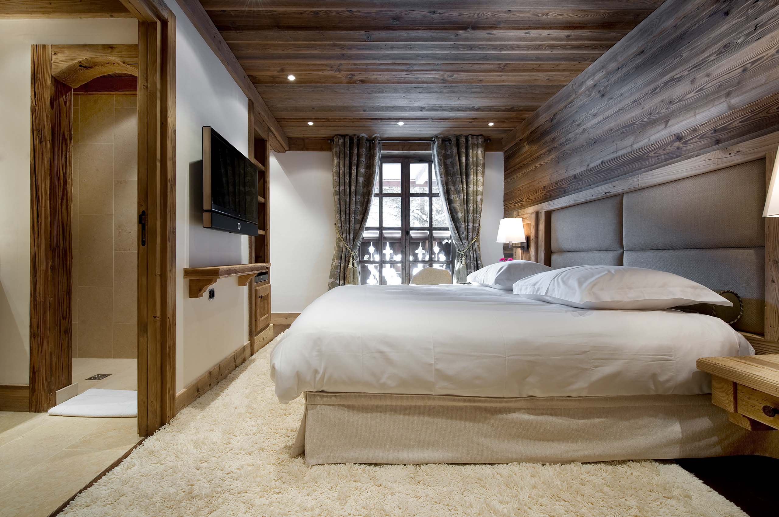 chalet-gwen-bedroom-ensuite-scenicviews-cosy-elegant-alpine-design-courchevel1850-luxury