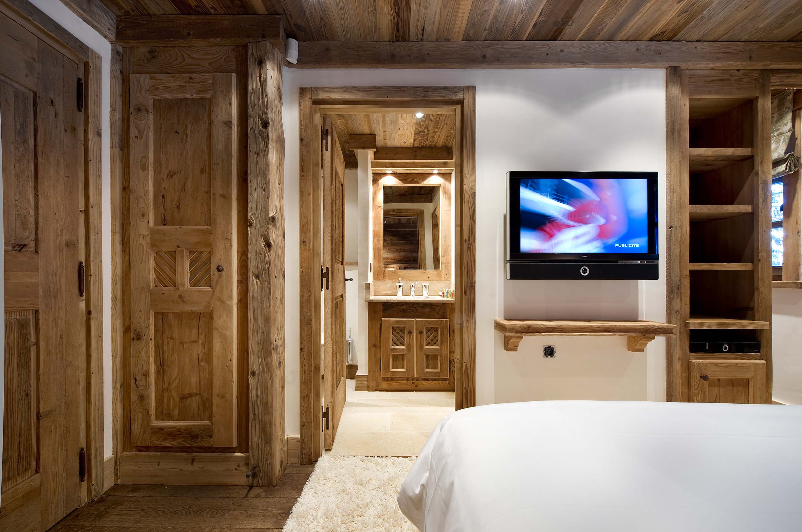 chalet-gwen-bedroom-ensuite-tv-traditional-alpine-interior-courchevel1850-luxury