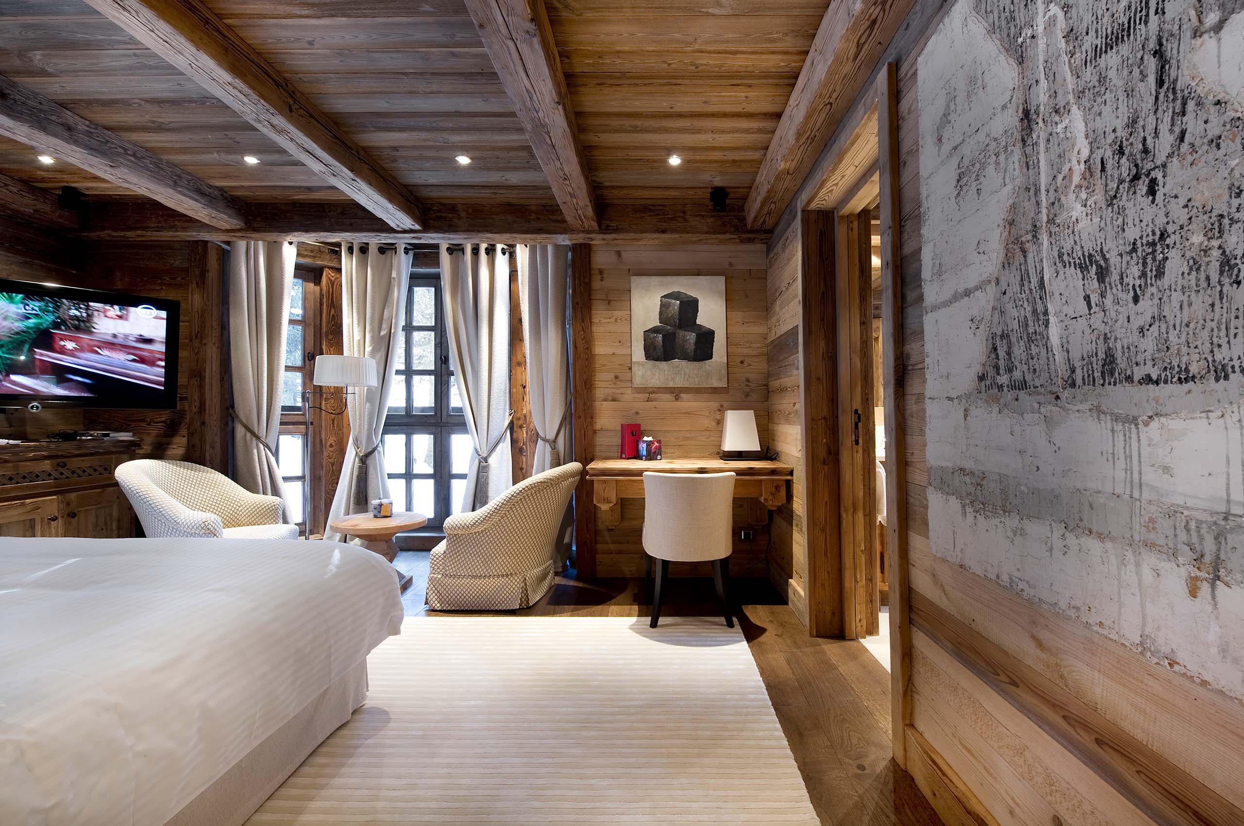 chalet-gwen-bedroom-loungearea-mountainview-modern-alpine-interiordesign-courchevel1850-luxury