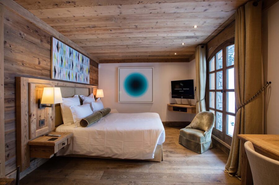 chalet-gwen-bedroom-modern-alpine-interior-scenicviews-courchevel1850-luxury
