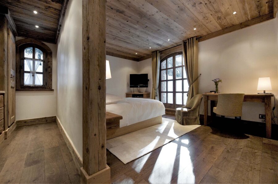 chalet-gwen-bedroom-scenicviews-dressingroom-modern-alpine-design-courchevel1850-luxury