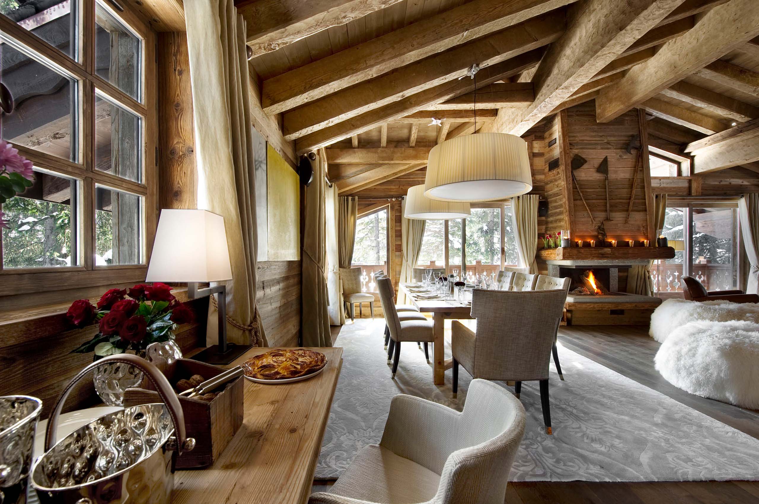 chalet-gwen-diningroom-openplan-livingspace-fireplace-alpine-elegant-design-courchevel1850-luxury