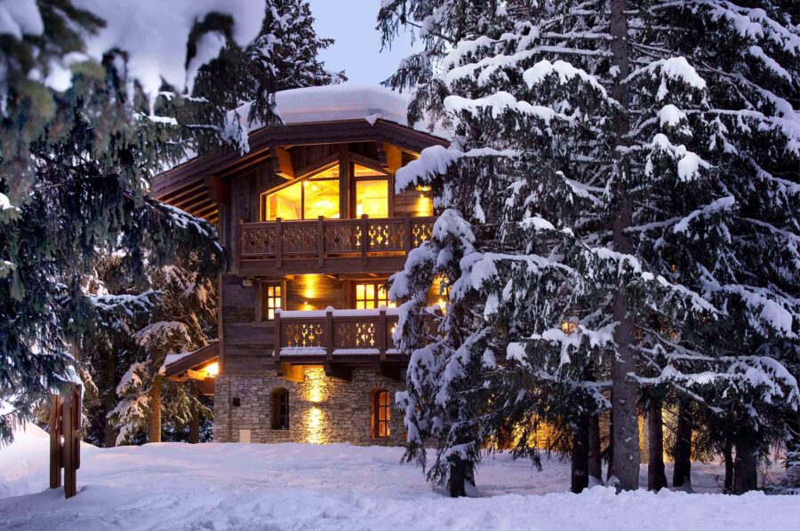 chalet-gwen-mainpage-exterior-night-luxury-rental-retreat-courchevel1850