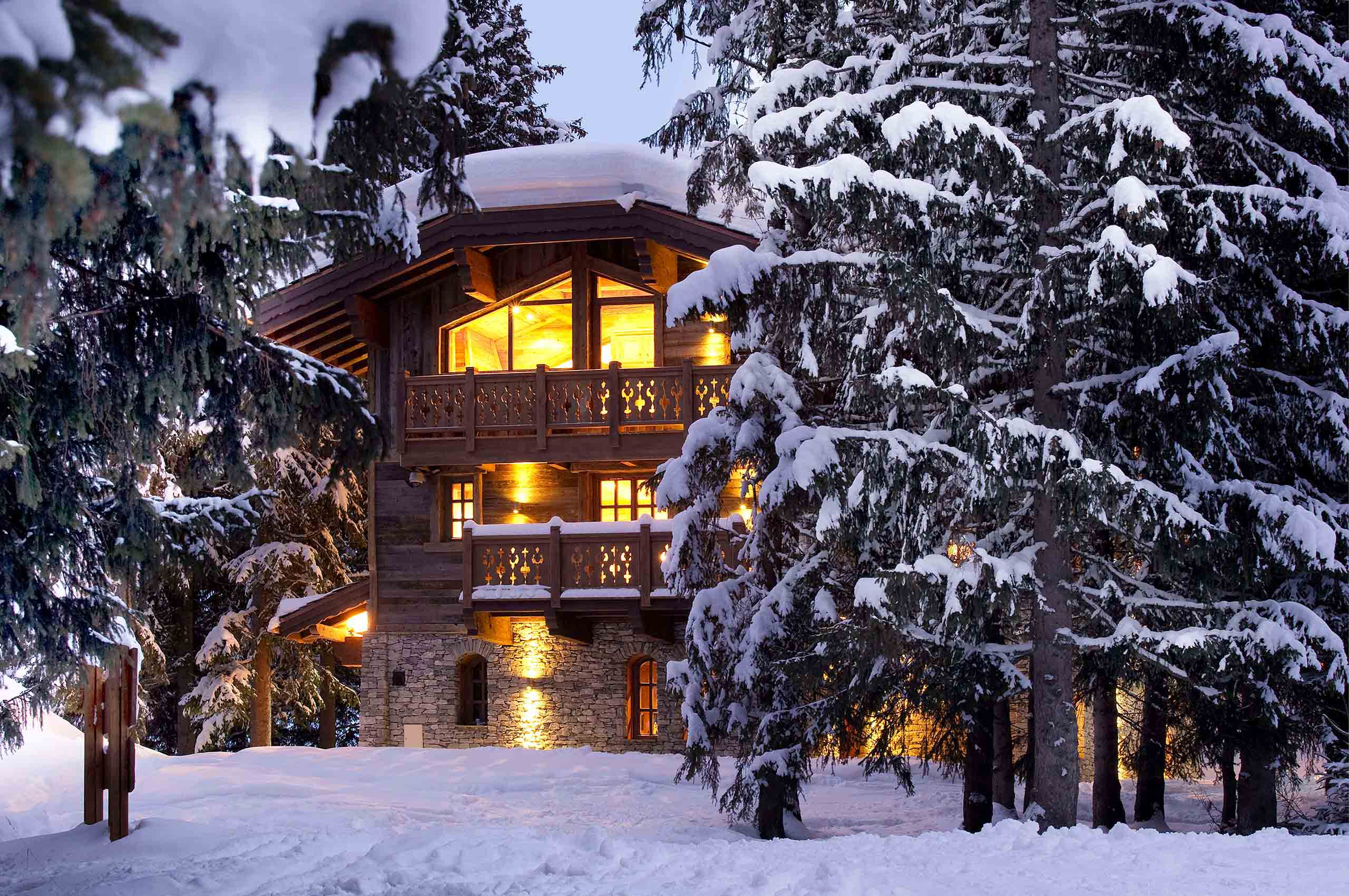 chalet-gwen-mainpage-exterior-night-luxury-rental-retreat-courchevel1850
