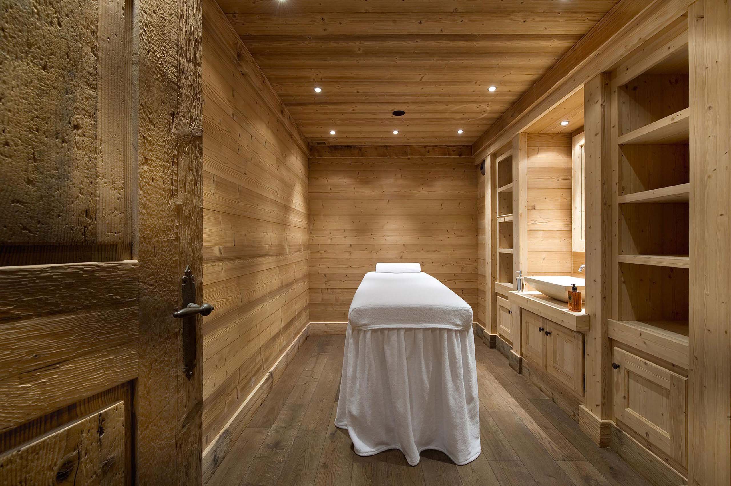 chalet-gwen-massageroom-wellness-rental-retreat-spa-courchevel1850-luxury