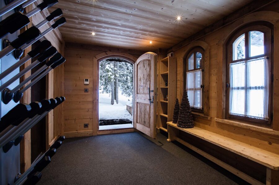 chalet-gwen-skiroom-bootroom-skiin-skiout-courchevel1850-luxury