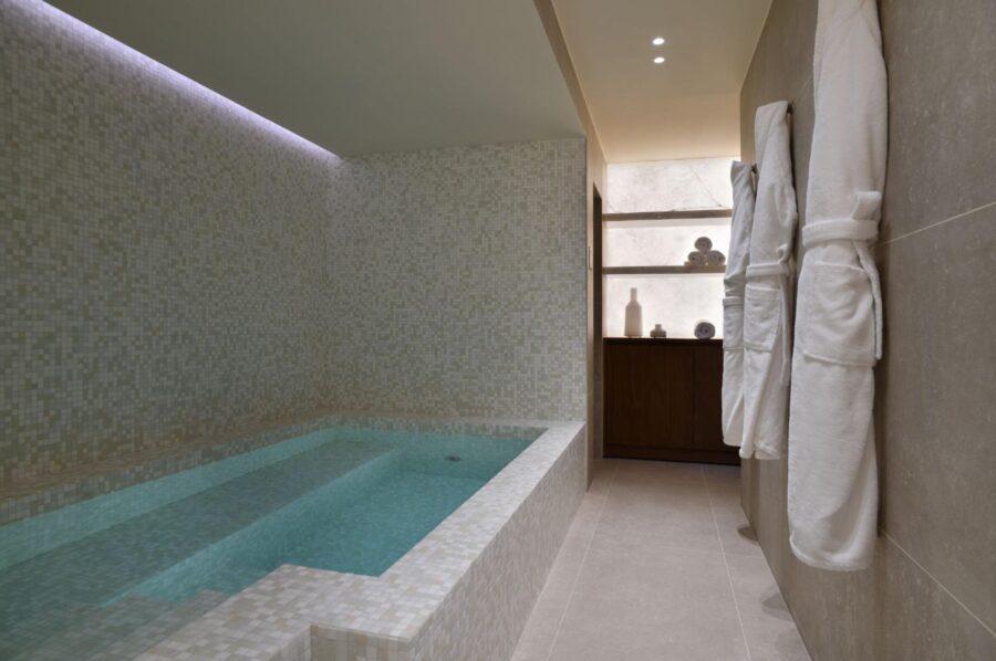 chalet-gwen-swimming-pool-hottub-luxury-courchevel1850