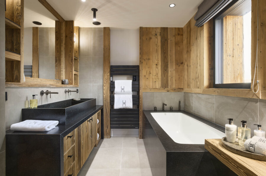 chalet-julia-bathroom-bathtub-doublesink-luxury-alpine-design-courchevel1850