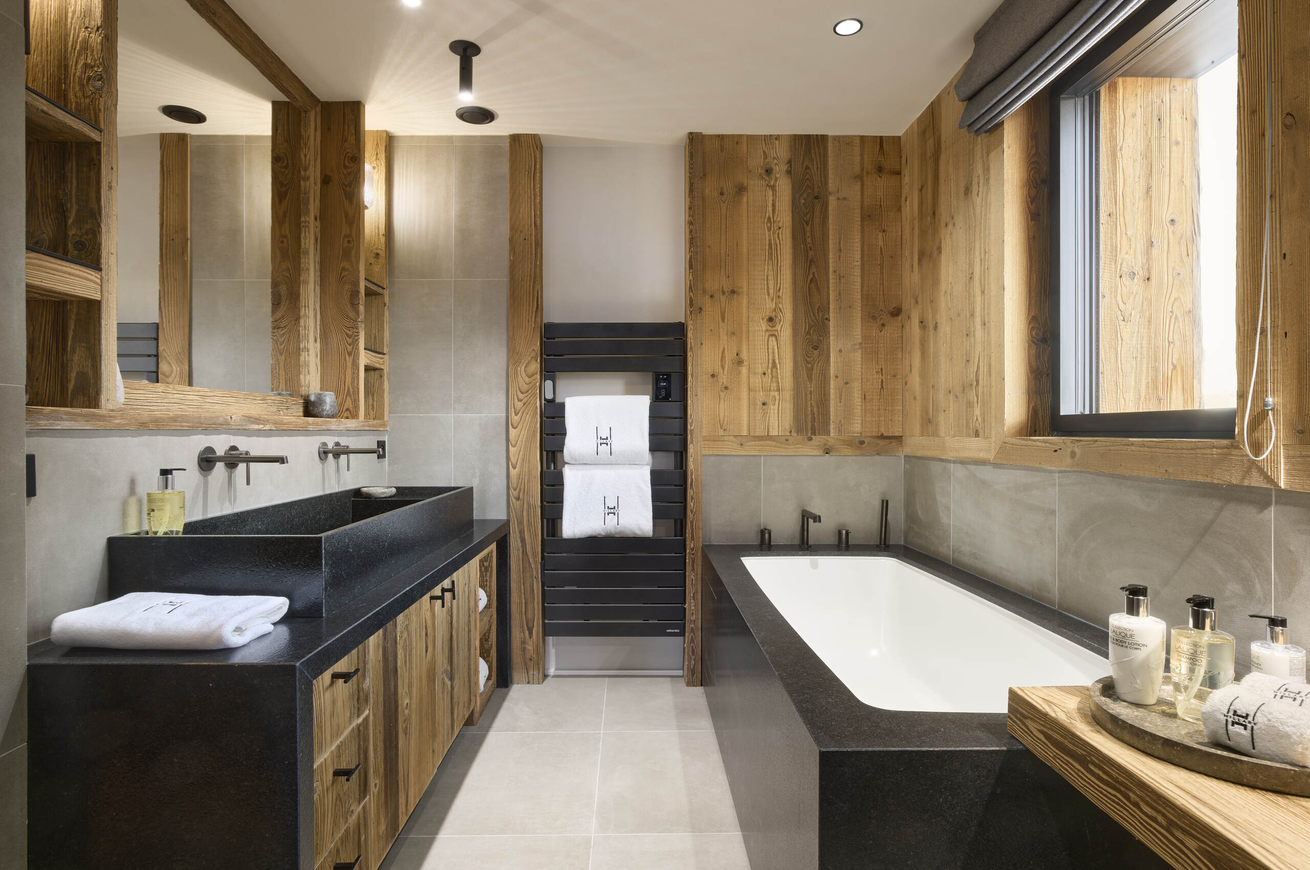 chalet-julia-bathroom-bathtub-doublesink-luxury-alpine-design-courchevel1850