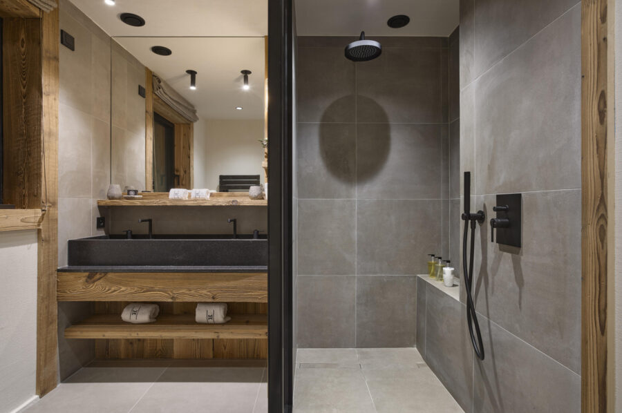chalet-julia-bathroom-walkinshower-modern-luxury-alpine-design-courchevel1850