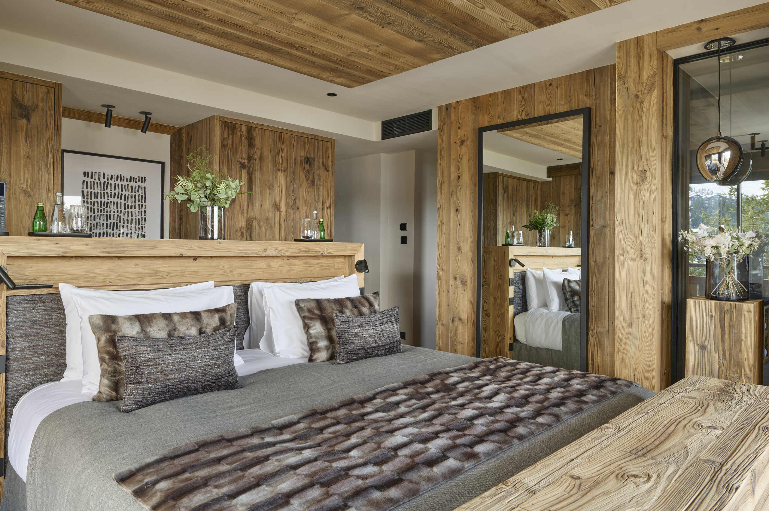 chalet-julia-bedroom-ensuite-modern-elegant-alpine-design-luxury-rental-retreat-courchevel1850