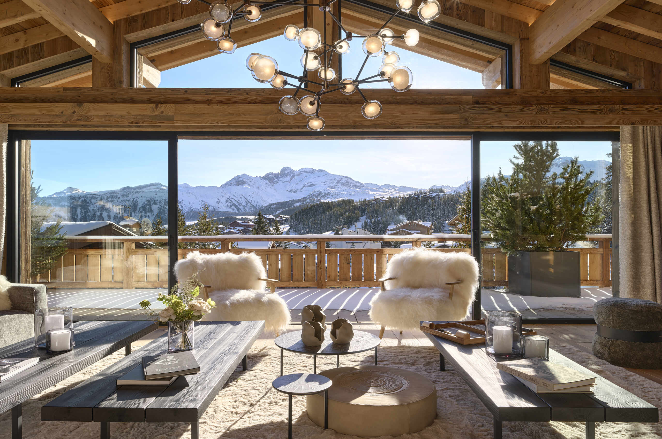 chalet-julia-livingroom-terrace-mountainviews-luxury-modern-alpine-design-courchevel1850