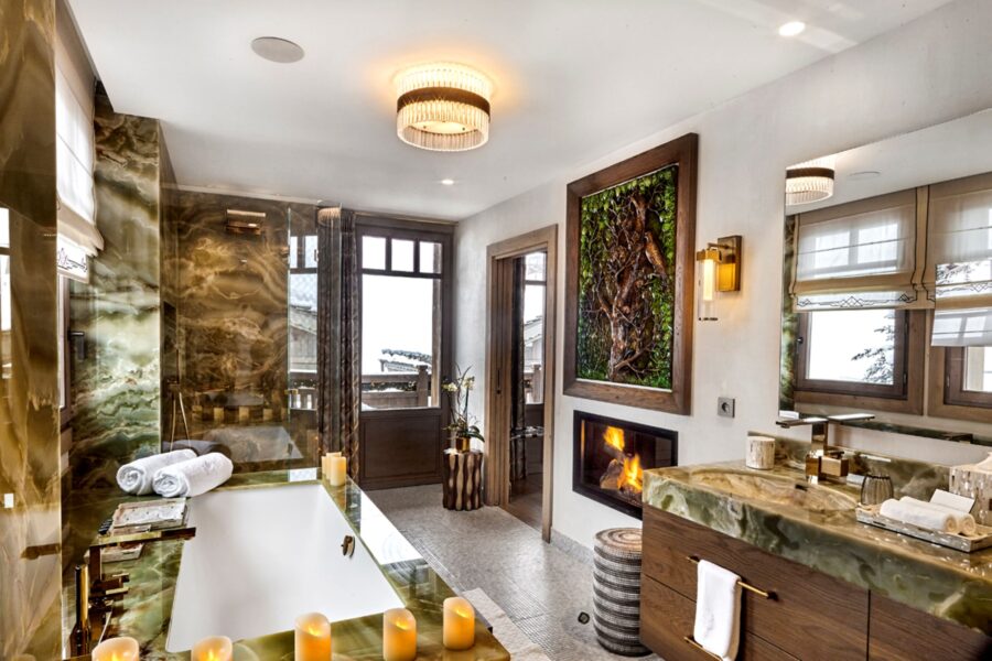 chalet-liza-bathroom-bathtub-artwork-stylish-unique-design-luxury-megeve