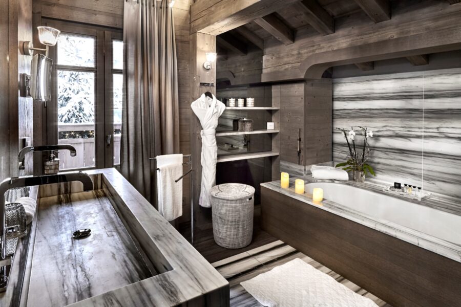 chalet-liza-bathroom-bathtub-doublesink-sleek-modern-marble-design-luxury-megeve