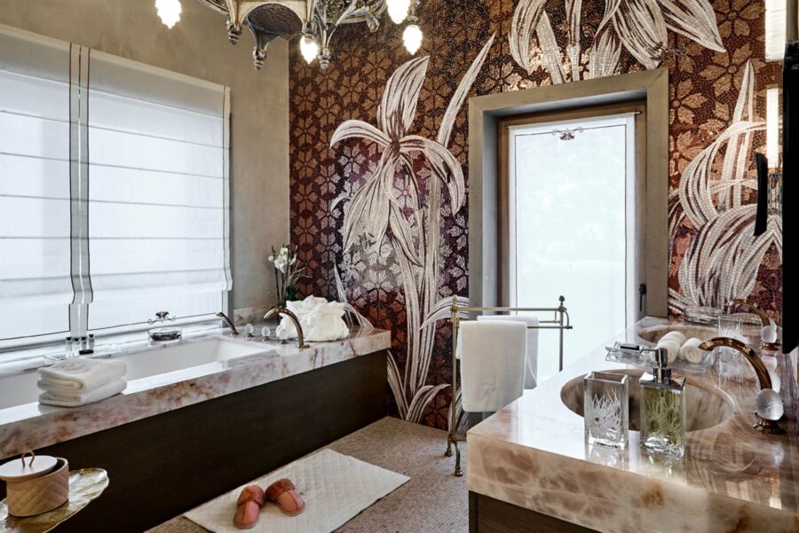 chalet-liza-bathroom-bathtub-doublesink-unique-artwork-design-luxury-megeve