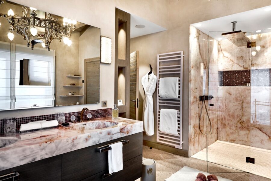 chalet-liza-bathroom-doublesink-shower-marble-elegant-modern-design-luxury-megeve