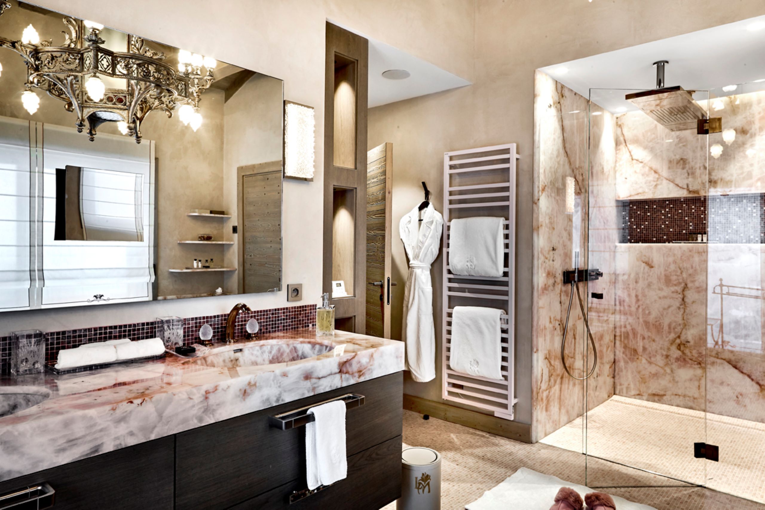 chalet-liza-bathroom-doublesink-shower-marble-elegant-modern-design-luxury-megeve