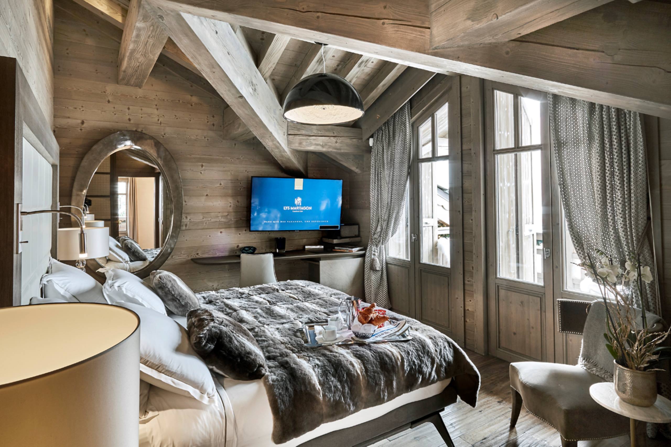 chalet-liza-bedroom-balcony-elegant-alpine-design-luxury-megeve