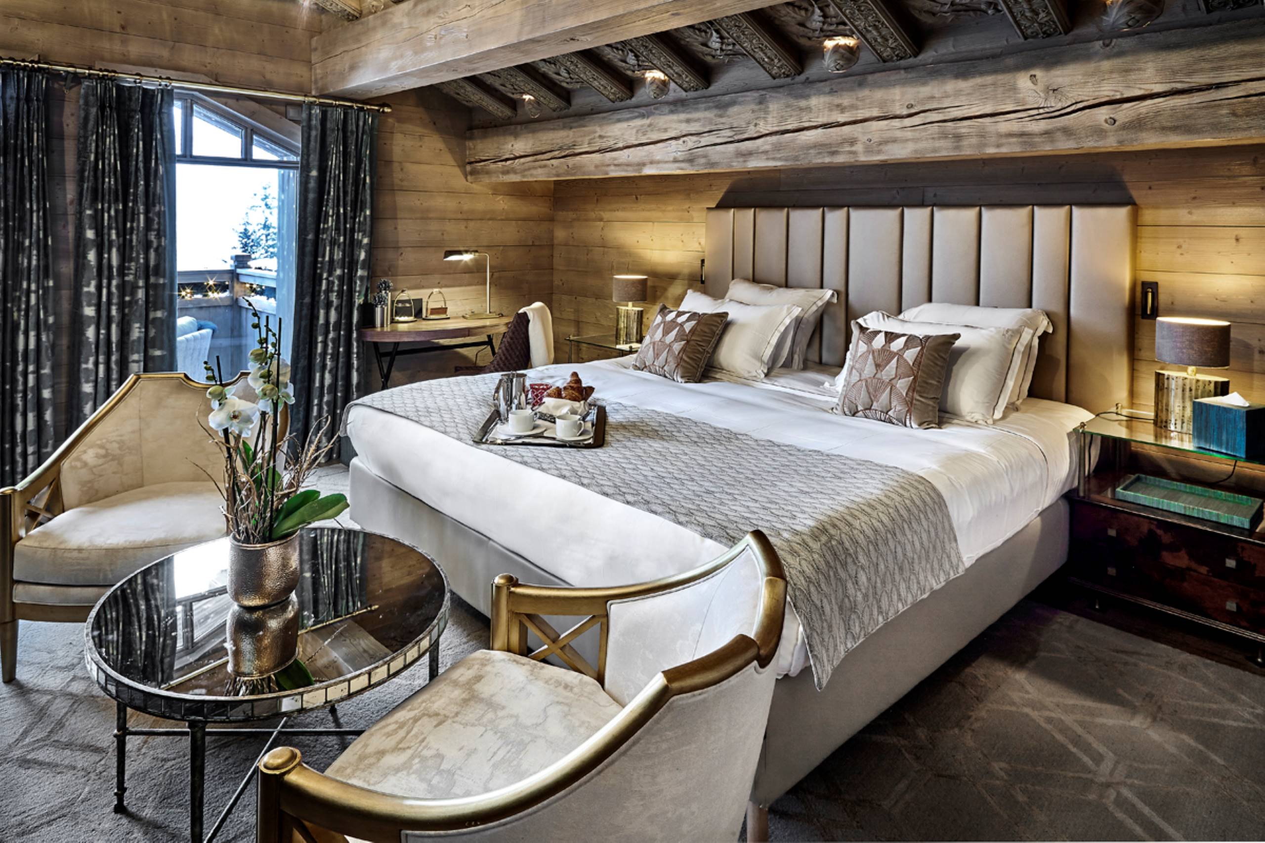 chalet-liza-bedroom-balcony-lounge-stylish-modern-alpine-style-luxury-design-megeve