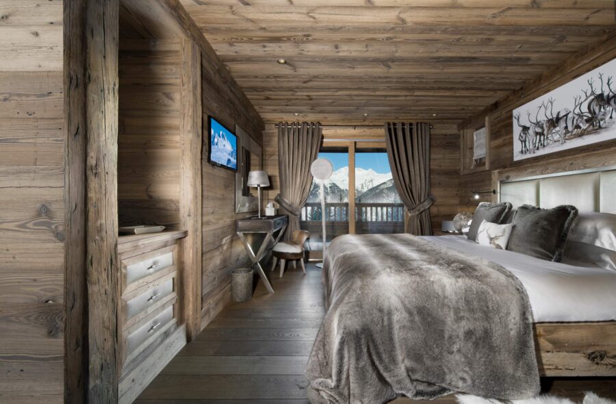 chalet-magali-bedroom-mountain-view-balcony-elegant-alpine-design-luxury-courchevel1550