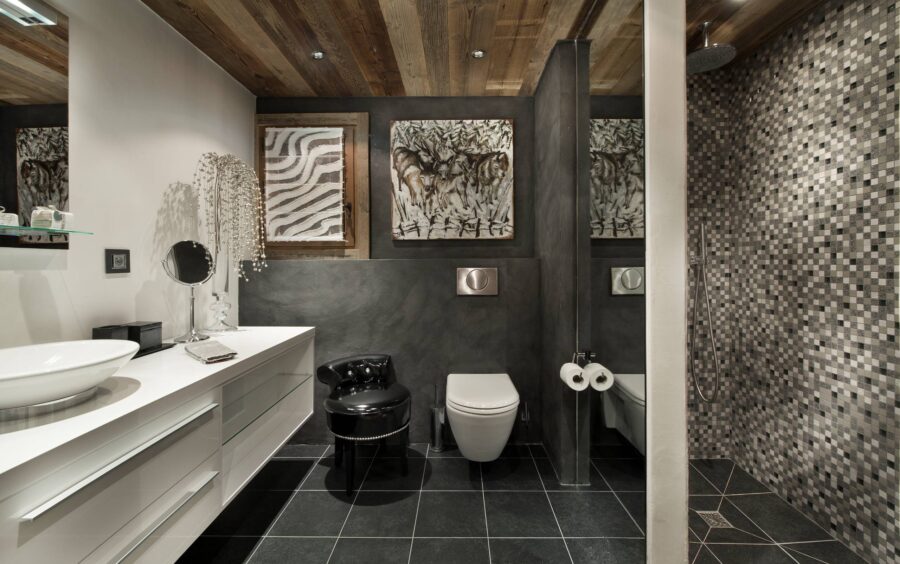 chalet-maya-bathroom-shower-artwork-sleek-modern-alpine-design-luxury-courchevel1550