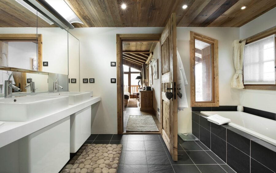 chalet-maya-ensuite-bathroom-bathtub-doublesink-sleek-modern-design-luxury-courchevel1550