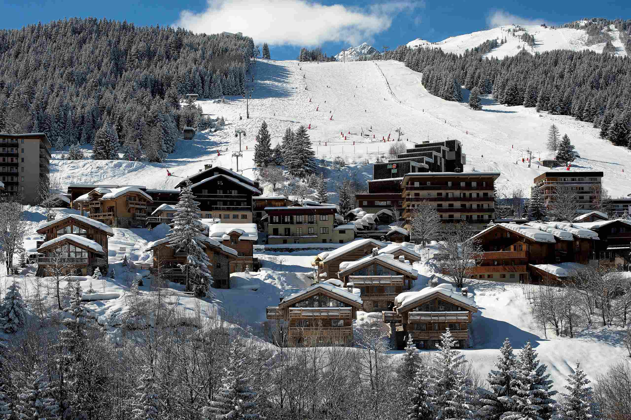 chalet-maya-ski-slopes-exterior-daytime-skiin-skiout-luxury-apine-retreat-courchevel1550