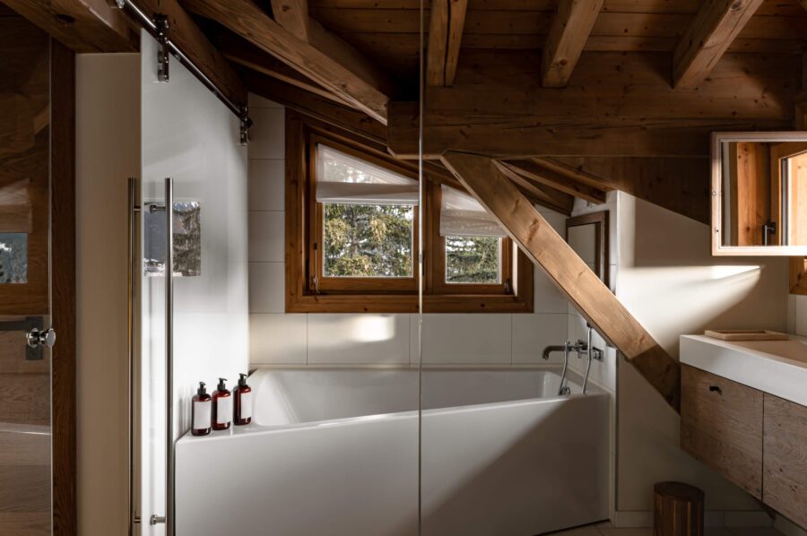chalet-millie-bathroom-bathtub-scenicviews-luxury-modern-alpine-design-courchevel1550