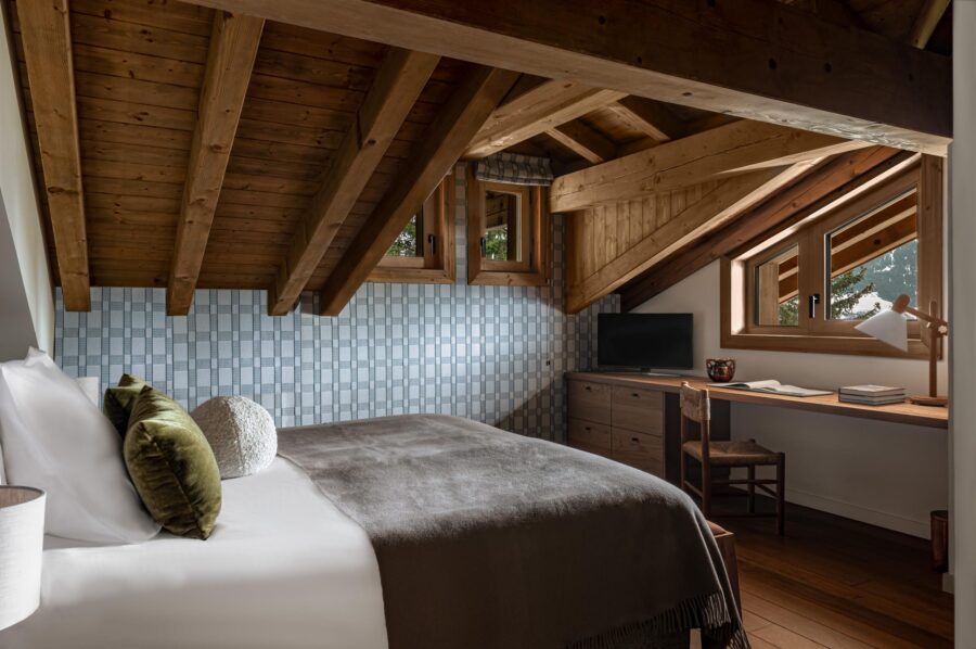 chalet-millie-bedroom-desk-elegant-alpine-design-luxury-courchevel1550