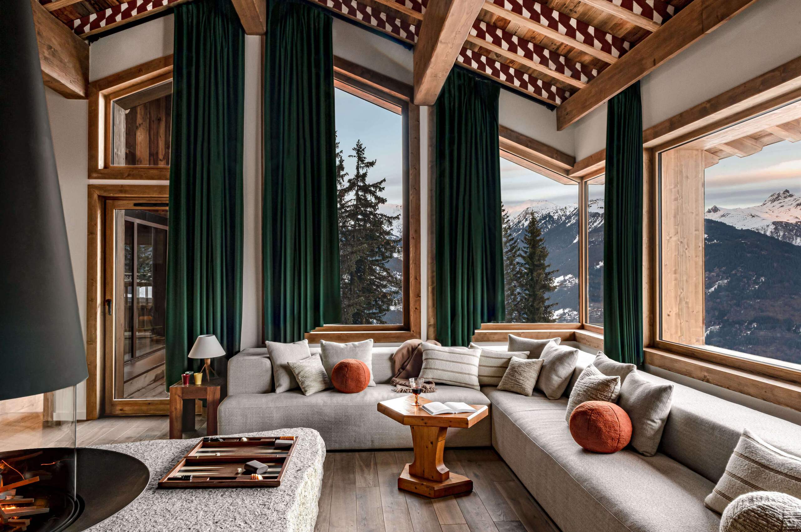 chalet-millie-mainpage-livingroom-fireplace-mountainview-bright-modern-spacious-luxury-alpine-retreat-courchevel1550
