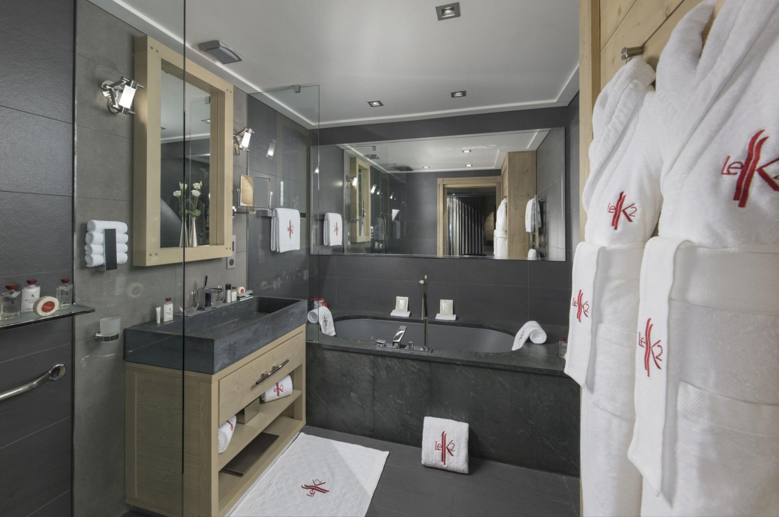 chalet-olympe-bathroom-bathtub-sink-modern-sleek-interiordesign-luxury-courchevel